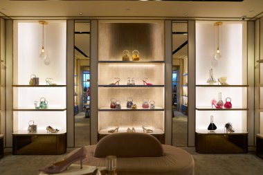 SINGAPORE - NOVEMBER 06, 2023: Paragon alışveriş kompleksindeki Jimmy Choo mağazasının içi. Jimmy Choo bir İngiliz lüks moda evi..