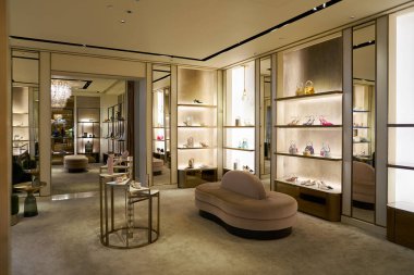 SINGAPORE - NOVEMBER 06, 2023: Paragon alışveriş kompleksindeki Jimmy Choo mağazasının içi. Jimmy Choo bir İngiliz lüks moda evi..