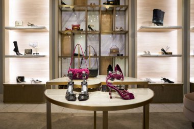 SINGAPORE - NOVEMBER 06, 2023: Paragon alışveriş kompleksindeki Jimmy Choo mağazasının içi. Jimmy Choo bir İngiliz lüks moda evi..