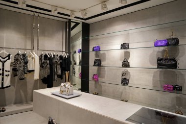 SINGAPORE - NOVEMBER 06, 2023: Paragon 'daki Moschino mağazasının içi. Moschino bir İtalyan lüks moda evi..