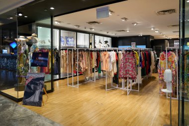 SINGAPORE - Kasım 06, 2023: Paragon 'daki bir mağazaya giriş. Paragon, Singapur 'un Orchard Road bölgesinde bulunan bir alışveriş merkezidir..