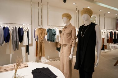 SINGAPORE - Kasım 06, 2023: Giordano 'daki kadın mağazasında giysi sergileniyor. Giordano Hong Kong uluslararası giyim ve aksesuar perakendecisi..