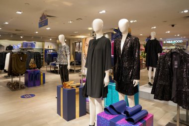 ŞARKI - NOVEMBER 06, 2023: Paragon alışveriş kompleksinin içindeki Marks ve Spencer mağazasında giysi sergilendi. Marks ve Spencer büyük bir İngiliz çokuluslu perakendecisi.