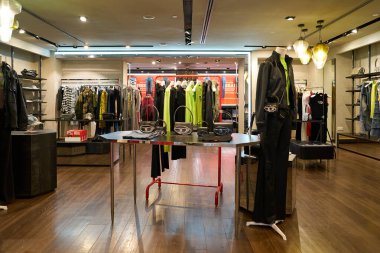 SINGAPORE - NOVEMBER 06, 2023: Paragon 'daki Diesel mağazasında giysi sergilenmektedir. Diesel bir İtalyan perakende giyim şirketi.