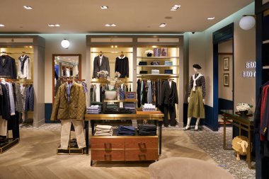 SINGAPORE - Kasım 06, 2023: Paragon 'daki Brooks Brothers mağazasının içi. Brooks Brothers, lüks bir Amerikan moda şirketi..
