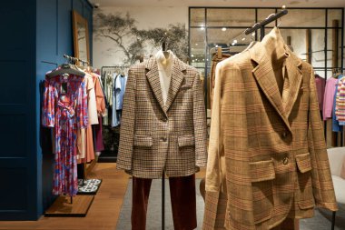 SINGAPORE - Kasım 06, 2023: Paragon alışveriş kompleksinin içindeki hafta sonu Max Mara mağazasında giysi sergilendi. Max Mara bir İtalyan moda işidir..