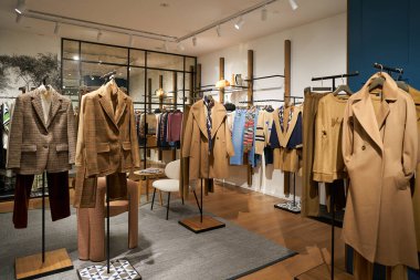 SINGAPORE - Kasım 06, 2023: Paragon alışveriş kompleksinin içindeki hafta sonu Max Mara mağazasında giysi sergilendi. Max Mara bir İtalyan moda işidir..