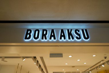 ŞARKI - 06, 2023 Bora Aksu işareti Paragon 'da görüldüğü gibi. Paragon, Singapur 'un Orchard Road bölgesinde bulunan bir alışveriş merkezidir..