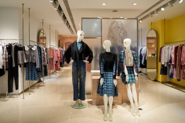 ŞARKI - 06, 2023: Paragon 'daki Bora Aksu mağazası. Paragon, Singapur 'un Orchard Road bölgesinde bulunan bir alışveriş merkezidir..