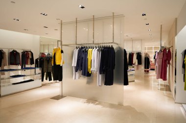 ŞARKI - NOVEMBER 06, 2023: Paragon alışveriş kompleksinin içindeki Calvin Klein mağazasında giysi sergilendi. Calvin Klein bir Amerikan moda evi..