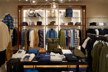 ŞARKI - 06, 2023 Tommy Hilfiger Paragon 'un içindeki mağaza. Tommy Hilfiger bir Amerikan giyim markası, giysi, ayakkabı, aksesuar, parfüm ve ev mobilyası üreticisi..