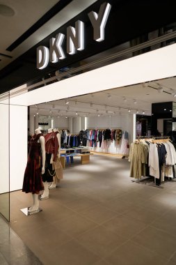 ŞARKI - Kasım 06, 2023: Paragon 'daki DKNY mağazasının girişi. Paragon, Singapur 'un Orchard Road bölgesinde bulunan bir alışveriş merkezidir..