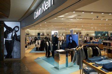SINGAPORE - Kasım 06, 2023: Calvin Klein mağazasının girişi Paragon alışveriş merkezi. Calvin Klein bir Amerikan moda evi..