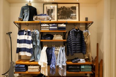 SINGAPORE - NOVEMBER 06, 2023: Paragon 'un içindeki Polo Ralph Lauren mağazasının içi. Ralph Lauren Şirketi halka açık bir moda şirketidir.