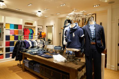 SINGAPORE - NOVEMBER 06, 2023: Paragon 'un içindeki Polo Ralph Lauren mağazasının içi. Ralph Lauren Şirketi halka açık bir moda şirketidir.