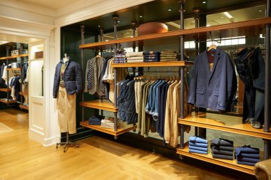 SINGAPORE - NOVEMBER 06, 2023: Paragon 'un içindeki Polo Ralph Lauren mağazasının içi. Ralph Lauren Şirketi halka açık bir moda şirketidir.