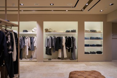 ŞARKI - 06, 2023 Brunello Cucinelli Paragon 'daki mağaza. Brunello Cucinelli, erkek giyim, kadın giyimi ve aksesuar satan İtalyan lüks moda markasıdır.