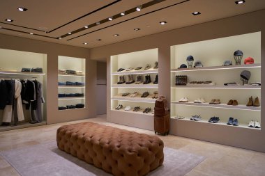ŞARKI - Kasım 06, 2023: Paragon 'daki Brunello Cucinelli mağazasında. Brunello Cucinelli, erkek giyim, kadın giyimi ve aksesuar satan İtalyan lüks moda markasıdır.