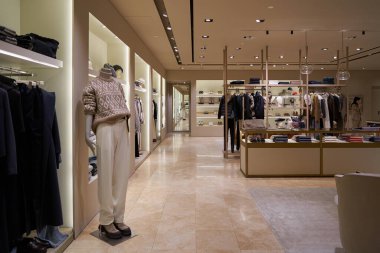 ŞARKI - 06, 2023 Brunello Cucinelli Paragon 'daki mağaza. Brunello Cucinelli, erkek giyim, kadın giyimi ve aksesuar satan İtalyan lüks moda markasıdır.