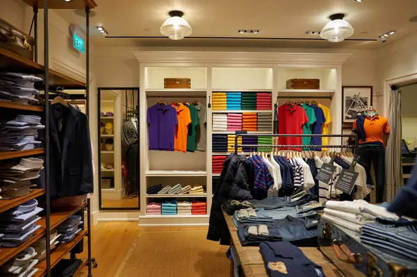 SINGAPORE - NOVEMBER 06, 2023: Paragon 'un içindeki Polo Ralph Lauren mağazasının içi. Ralph Lauren Şirketi halka açık bir moda şirketidir.