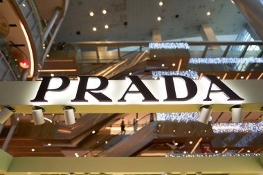 SINGAPORE - NOVEMBER 06, 2023: Singapur Paragon 'daki açılır kapanır mağazada Prada tabelasının yakın çekimi. Prada, İtalyan lüks moda evi..