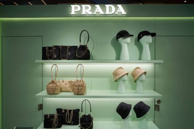 SINGAPORE - NOVEMBER 06, 2023: Singapur Paragon 'daki Prada mağazasında sergilenen mallar. Prada, İtalyan lüks moda evi..