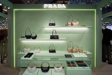 SINGAPORE - NOVEMBER 06, 2023: Singapur Paragon 'daki Prada mağazasında sergilenen mallar. Prada, İtalyan lüks moda evi..