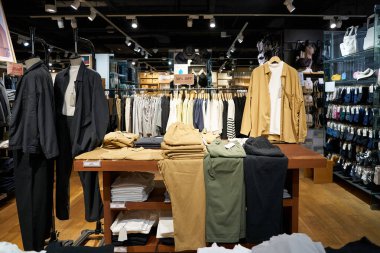 SINGAPORE - Kasım 06, 2023: Singapur 'daki Muji mağazasının içi. Muji, çok çeşitli ev ve tüketim malları satan bir Japon perakendecisi..