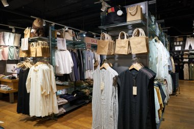 SINGAPORE - Kasım 06, 2023: Singapur 'daki Muji mağazasının içi. Muji, çok çeşitli ev ve tüketim malları satan bir Japon perakendecisi..