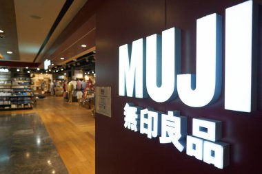 SINGAPORE - NOVEMBER 06, 2023: Singapur 'daki mağazada görülen Muji tabelasının yakın çekimi. Muji, çok çeşitli ev ve tüketim malları satan bir Japon perakendecisi..