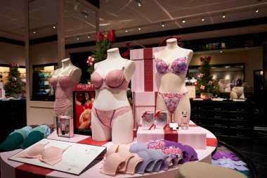 SINGAPORE - NOVEMBER 06, 2023: giyimli mankenler Singapur 'daki Victoria' s Secret mağazasında sergileniyor. Victoria 's Secret bir Amerikan iç çamaşırı, giysi ve güzellik perakendecisi..