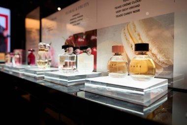 ŞARKI - Kasım 06, 2023: Singapur 'daki Victoria' s Secret mağazasında sergilenen parfüm şişeleri. Victoria 's Secret bir Amerikan iç çamaşırı, giysi ve güzellik perakendecisi..