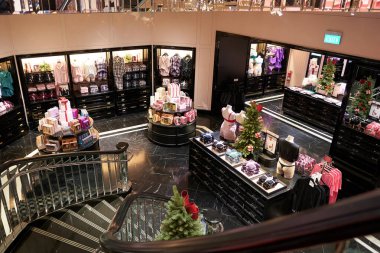 SINGAPORE - Kasım 06, 2023: Singapur 'daki Victoria' s Secret mağazasının içi. Victoria 's Secret bir Amerikan iç çamaşırı, giysi ve güzellik perakendecisi..