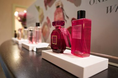 ŞARKI - Kasım 06, 2023: Singapur 'daki Victoria' s Secret mağazasında sergilenen parfüm şişeleri. Victoria 's Secret bir Amerikan iç çamaşırı, giysi ve güzellik perakendecisi..