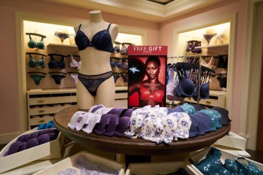 SINGAPORE - NOVEMBER 06, 2023: Singapur 'daki Victoria' s Secret mağazasında giyilmiş manken. Victoria 's Secret bir Amerikan iç çamaşırı, giysi ve güzellik perakendecisi..