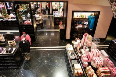 SINGAPORE - Kasım 06, 2023: Singapur 'daki Victoria' s Secret mağazasının içi. Victoria 's Secret bir Amerikan iç çamaşırı, giysi ve güzellik perakendecisi..