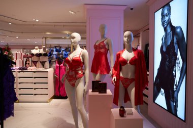 SINGAPORE - NOVEMBER 06, 2023: giyimli mankenler Singapur 'daki Victoria' s Secret mağazasında sergileniyor. Victoria 's Secret bir Amerikan iç çamaşırı, giysi ve güzellik perakendecisi..