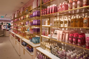 SINGAPORE - Kasım 06, 2023: Singapur 'daki Victoria' s Secret mağazasının içi. Victoria 's Secret bir Amerikan iç çamaşırı, giysi ve güzellik perakendecisi..