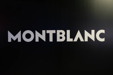 DOHA, Katar - 13 Ekim 2023: Hamad Uluslararası Havalimanı 'nda Montblanc işareti.