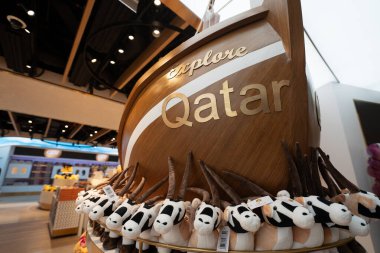 DOHA, Katar - 13 Ekim 2023: Hamad Uluslararası Aiprort 'ta görülen Katar işaretini inceleyin.