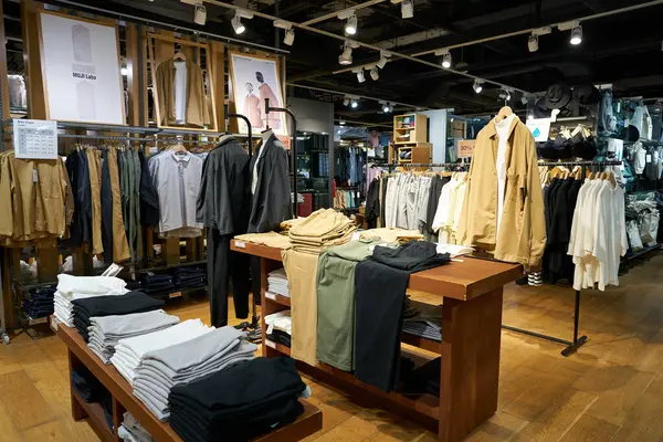 SINGAPORE - Kasım 06, 2023: Singapur 'daki Muji mağazasının içi. Muji, çok çeşitli ev ve tüketim malları satan bir Japon perakendecisi..
