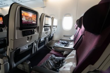 DOHA, Katar - 13 Ekim 2023: Katar Havayolları Airbus A380 ekonomi koltukları.