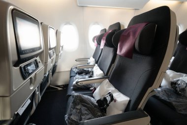 DOHA, Katar - 13 Ekim 2023: Katar Havayolları Airbus A380 ekonomi koltukları.