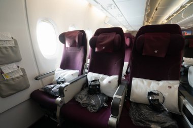 DOHA, Katar - 13 Ekim 2023: Katar Havayolları Airbus A380 ekonomi koltukları.