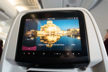 DOHA, Katar - 13 Ekim 2023: Katar Havayolları Airbus A380 ekonomi sınıfı koltuk uçuş eğlence sistemi ile donatılmış