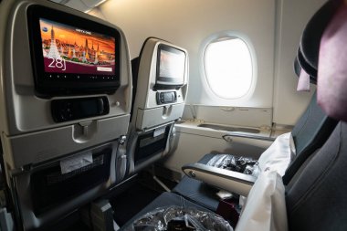 DOHA, Katar - 13 Ekim 2023: Katar Havayolları Airbus A380 ekonomi koltukları.