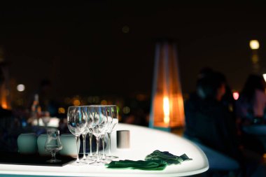 HONG KONG, ÇİN - 07 Aralık 2023: The Park Lane Hong Kong 'da bir barda görülen şarap bardakları, Pullman Hotel.