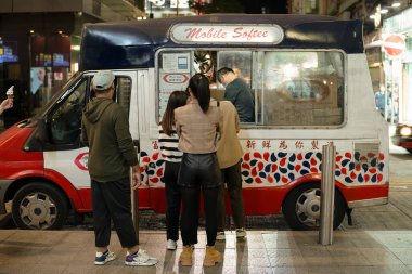 HONG KONG, ÇİN - 07 Aralık 2023 Tsim Sha Tsui 'deki Mobil Softee. Mobile Softee, Hong Kong 'da bir dondurma satıcısı.. 