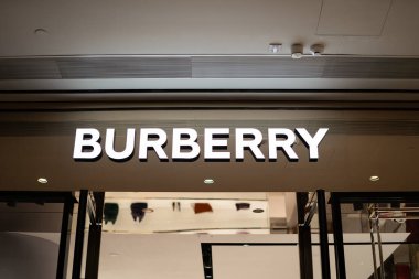 HONG KONG, ÇİN - 07 Aralık 2023: Hong Kong 'daki mağaza girişinin üzerindeki Burberry tabelası.