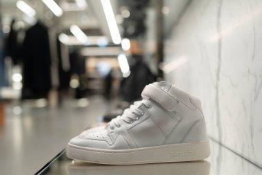 HONG KONG, ÇİN - 07 Aralık 2023: Hong Kong 'daki Saint Laurent mağazasında yakın çekim ayakkabıları sergileniyor.